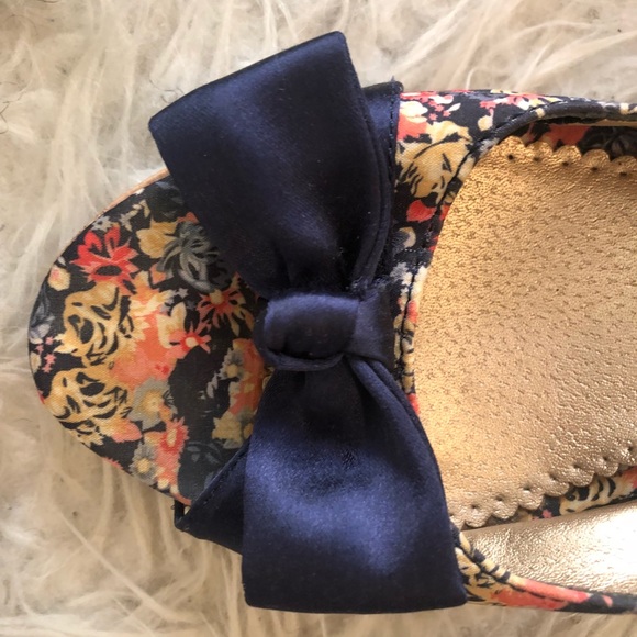 High heeled shoes accented with delicate bow - Picture 2 of 3